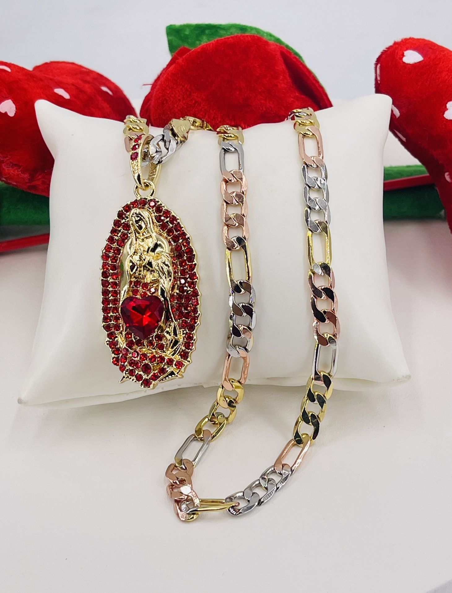 Virgen de Guadalupe y cadena oró laminado/Virgin of Guadalupe and gold plated chain