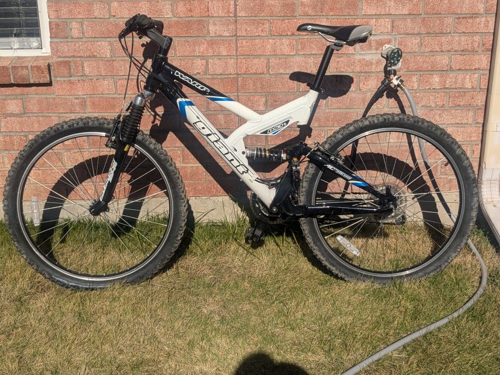 Nice 26" Giant Warp DS3 Mountain Bike 24 Speed 