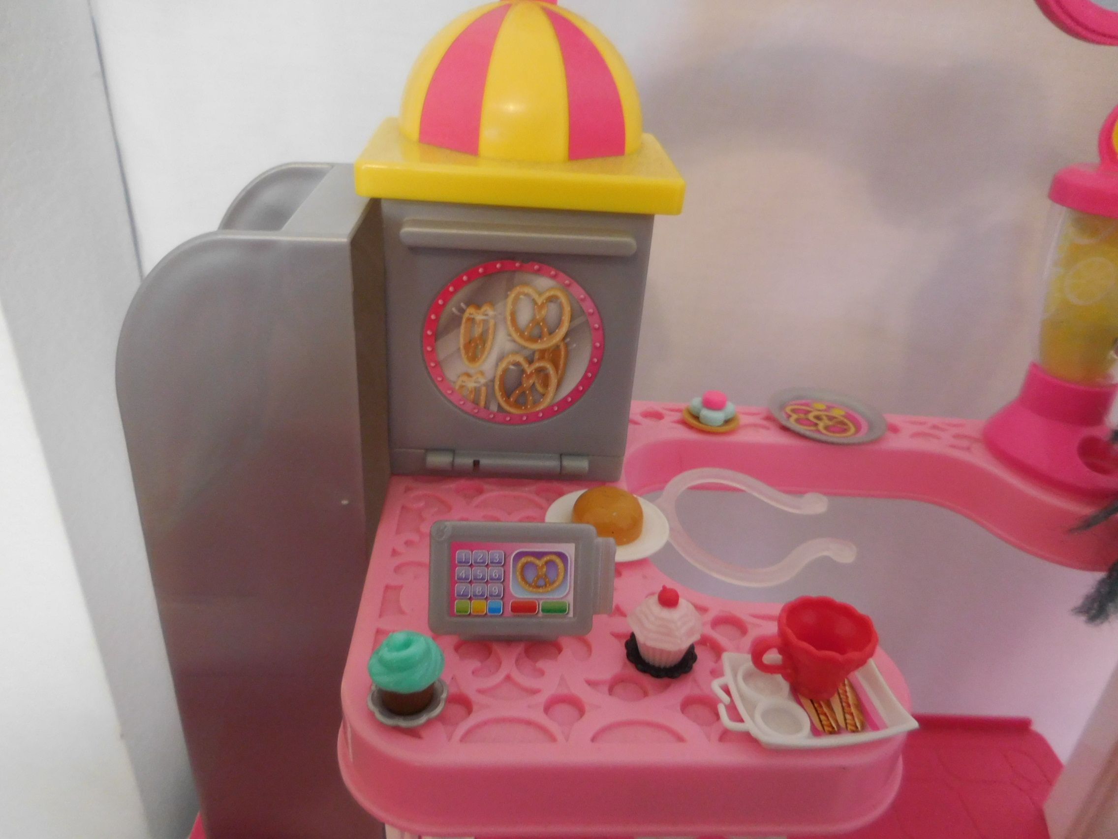 Barbie Malibu Ave Shopping Mall Salon Food Court Escalator, Movie Screen + Dolls