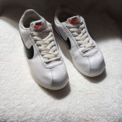 Nikes Size8