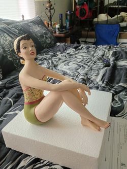 1 pin up girl /Resin Bathing Beauty
