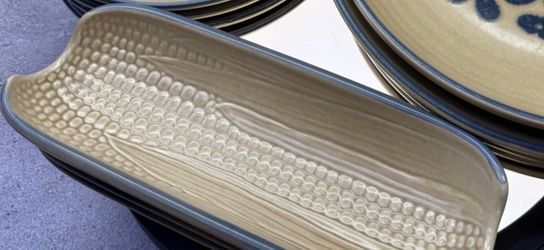 Set of (3) Vintage corn plates. Pfaltzgraff Folk Art stoneware Dinnerware.  Excellent condition.
