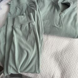 USED SET FOR WOMEN …GOOD CONDITION..SIZE LARGE…$5 Dlls 