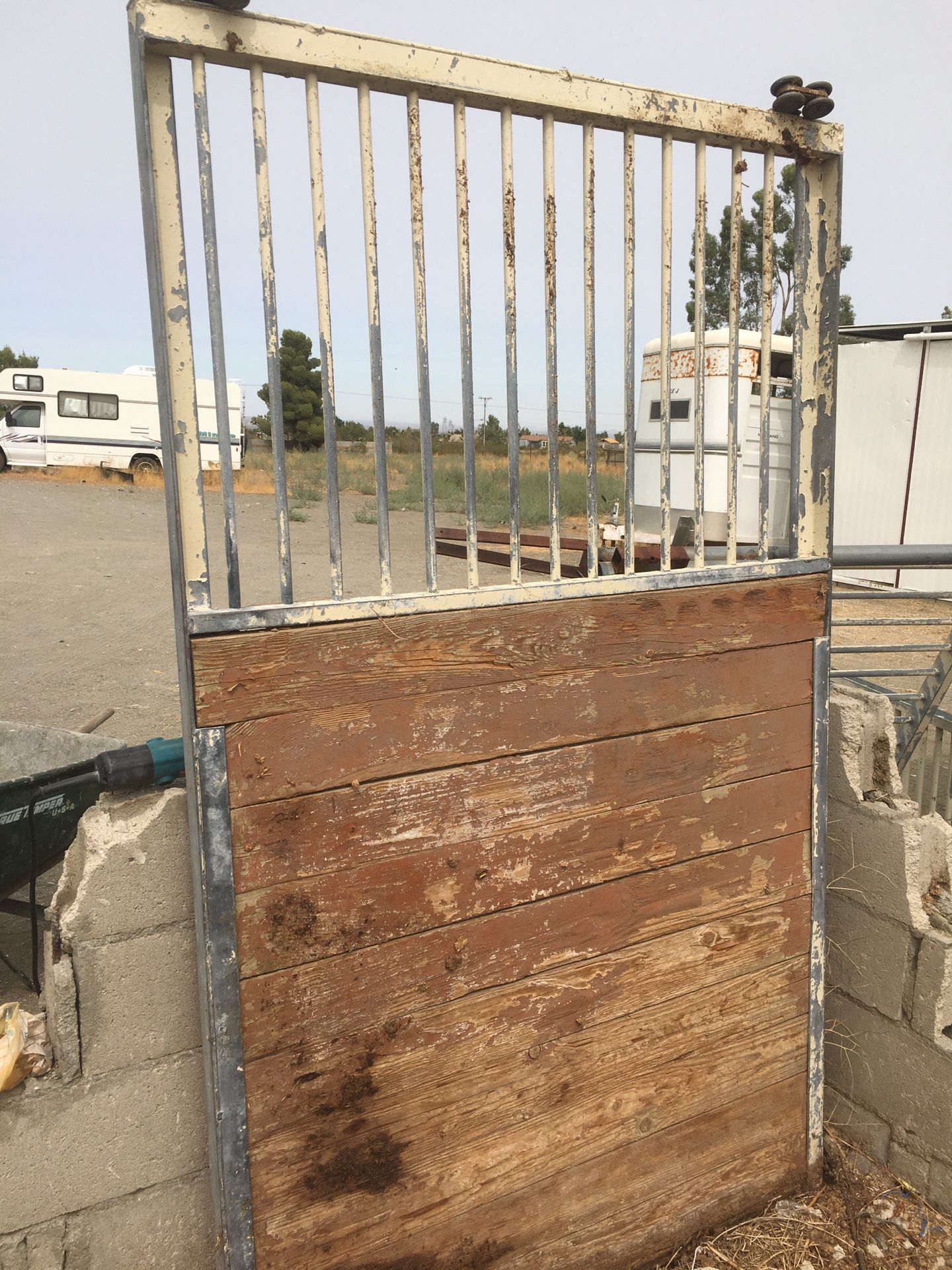 Dos puertas para caballerizas