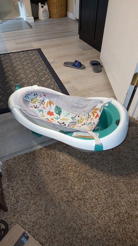 Baby Bathtub, Great Condition, Adjustable For Ages What's Going 0 - 2 Years 
