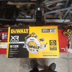 DeWalt 20 V Max Brushless XR Power Detect 7-1/4 Circular Saw 