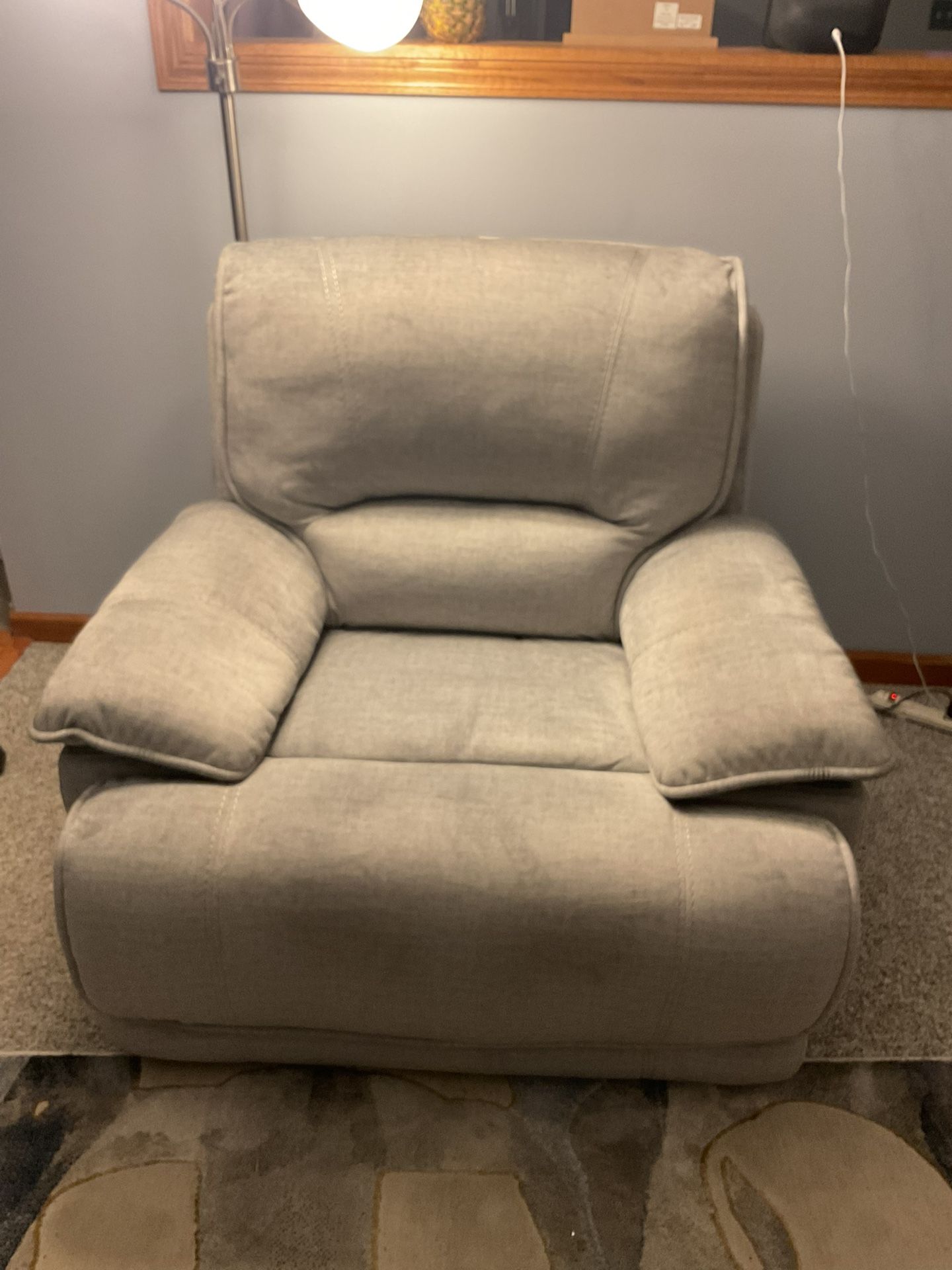 🔥 For Sale: Power Recliner – Excellent Condition! 🔥