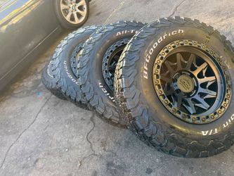 Vendo rines nuevos con llantas  con 80%de vida para Toyota tacoma  Chevy Ford jeep Nissan runner GMC