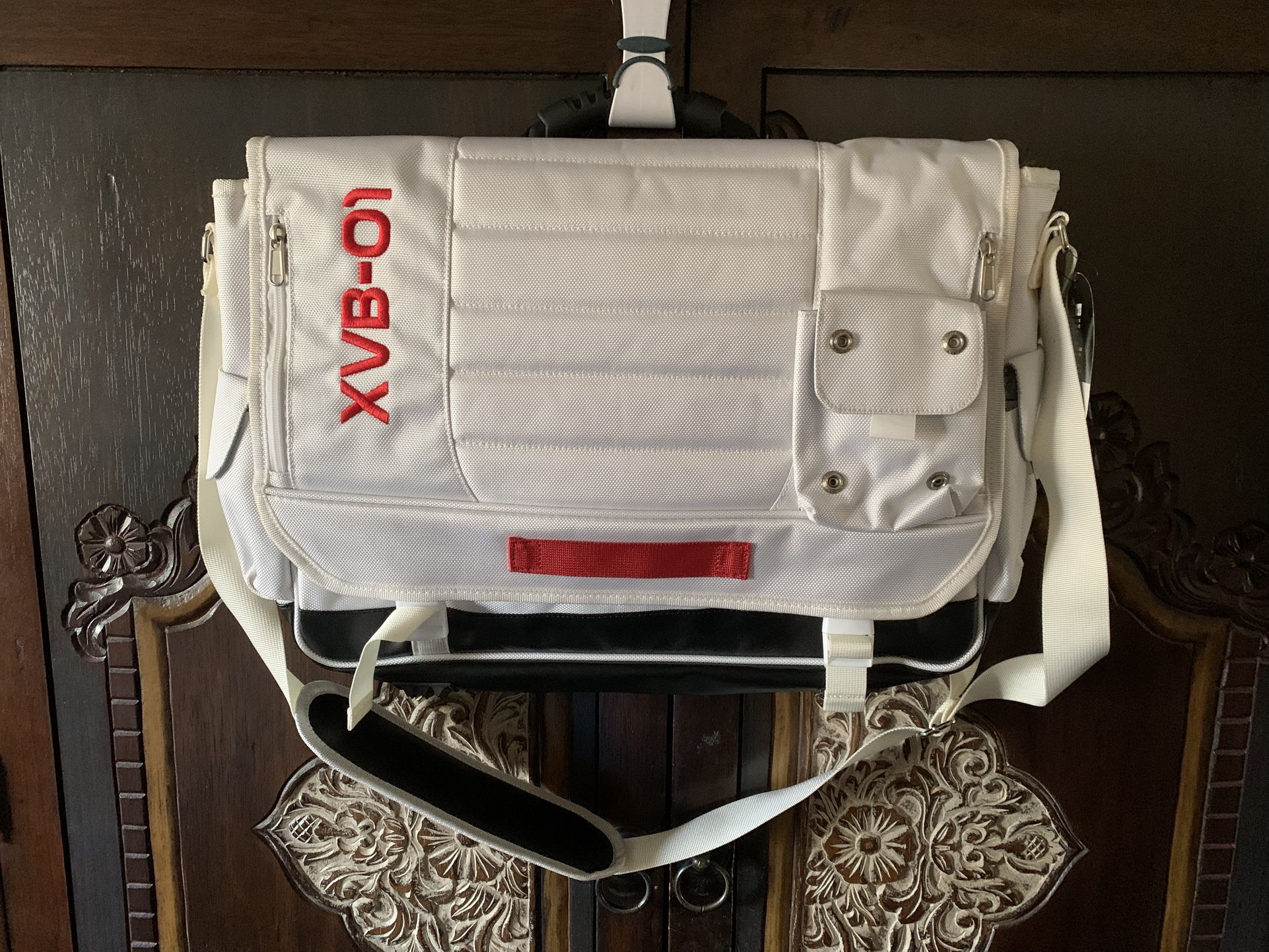 NWT Think Geek 2001 A Space Odyssey Messenger Bag