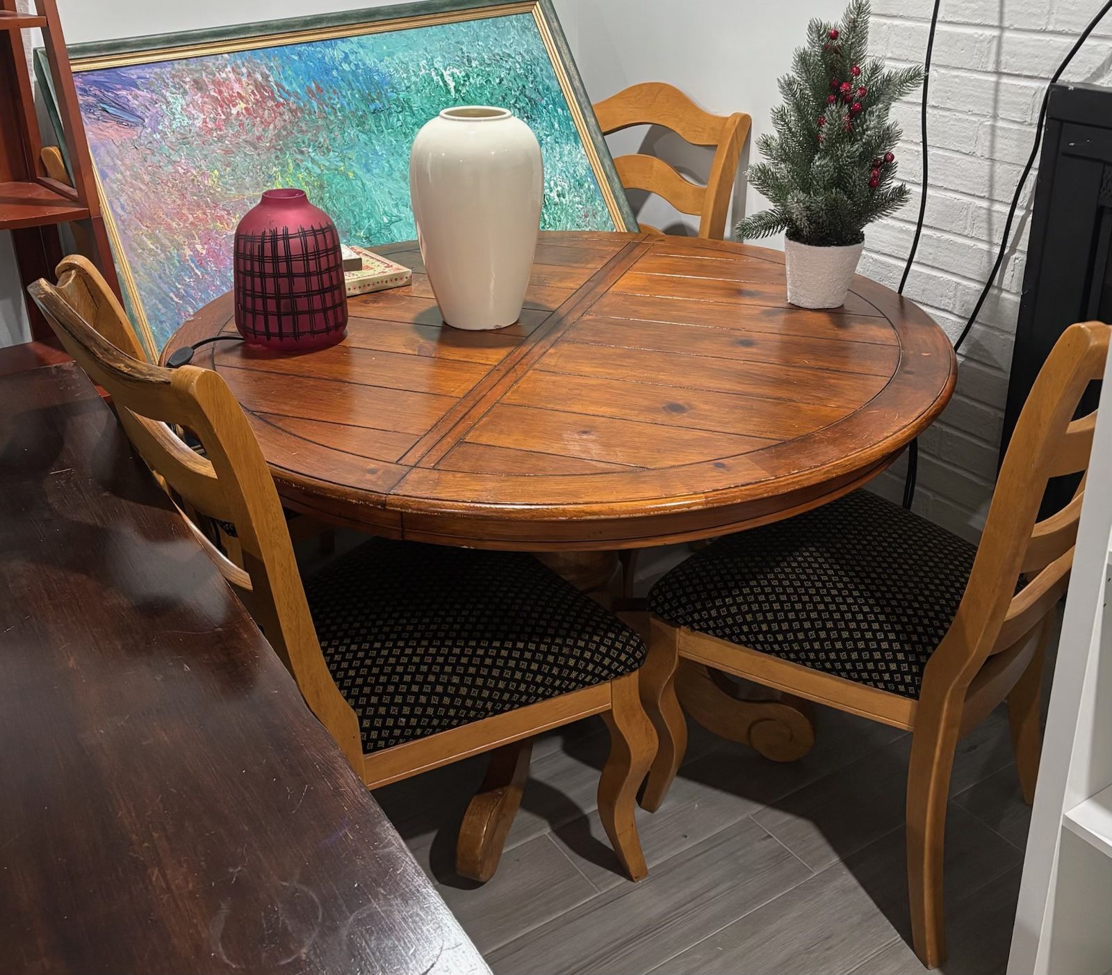Expandable Solid Wood Dining Table – Seats 4 to 6 – Vintage Design