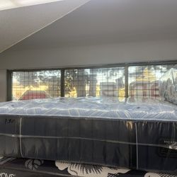 QUEEN SIZE STEARNS & FOSTER ESTATE (FIRM) MATTRESS & BOX SPRING BED SET