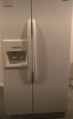 Refrigerator side by side like brand new!