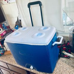 Rubbermaid Large Ice Chest w/ Roller Wheels, 2 Lids, Extendable Pull handle Drink Holder Drain Spout