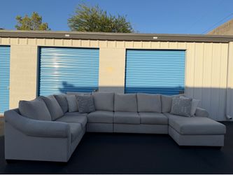 Light Gray Sectional Couch 🚛🚚 Free Delivery 🚛🚚