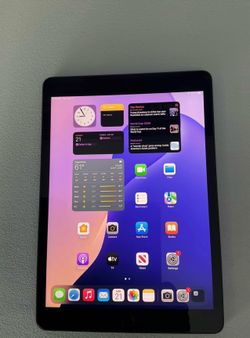 Almost brand new Apple 2020 iPad 8th Generation (10.2-inch, Wi-Fi  32GB Space Gray Comes with screen protector