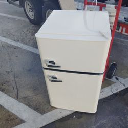 Insignia Small Fridge $100 Cash Now