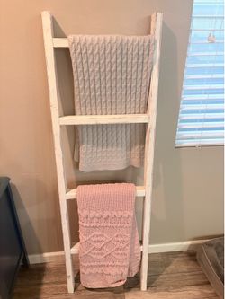 Rustic White Blanket Ladder