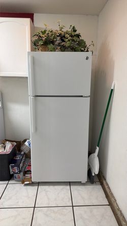 GE Top-Freezer Refrigerator White