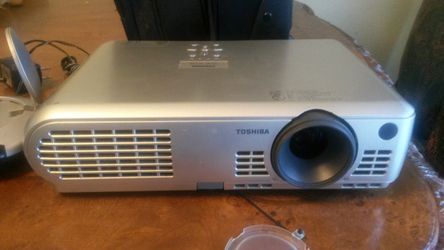 TOSHIBA PROJECTOR WIRELESS AV AND 80" SCREEN