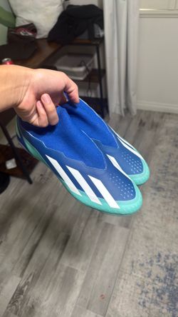 size 10 soccer cleats….laceless crazyfast.3 version