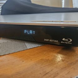 Panasonic BLU-RAY DVD Player With Remote  DMP-BDT360