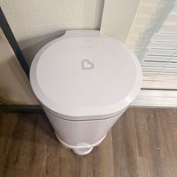 Munchkin STEP Diaper Pail Powered by Arm & Hammer