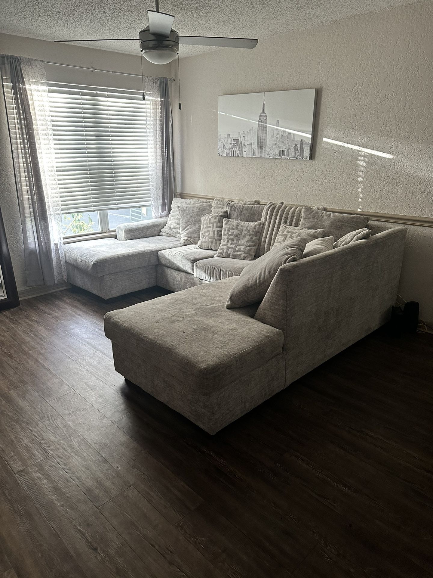 Couch / Furniture/ Sectional