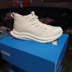 HOOKA BRAND NEW SIZE 9 WOMEN