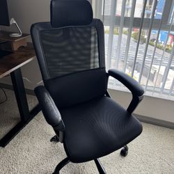 Desk chair with headrest