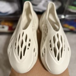 Yeezy RNNR sz 11 Ararat