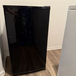 Tatung TR-6RD Mini Fridge – Brand New (Minor Dents & Cosmetic Damage) - Black