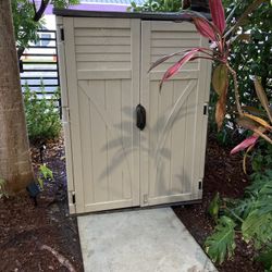 Outdoor Shed (MAKE AN OFFER)