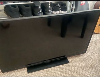 40 inch Flat Screen TV with Stand