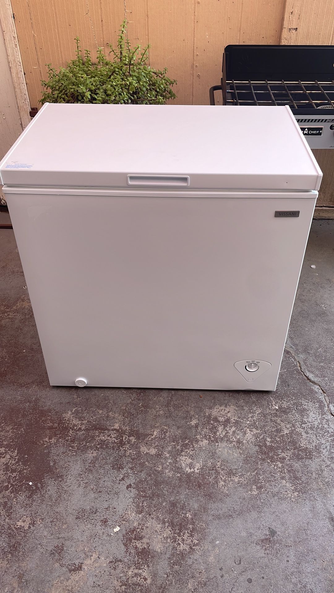 7 cu. ft. Manual Defrost Chest Freezer in White Garage Ready
