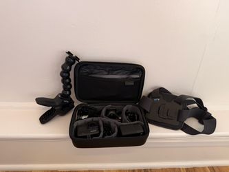 GoPro HERO7 Black Complete Kit – 2 Batteries, Chesty, Jaws Clamp, Case & SD Cards