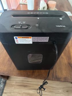 Staples Cross-Cut Paper Shredder – Works Great