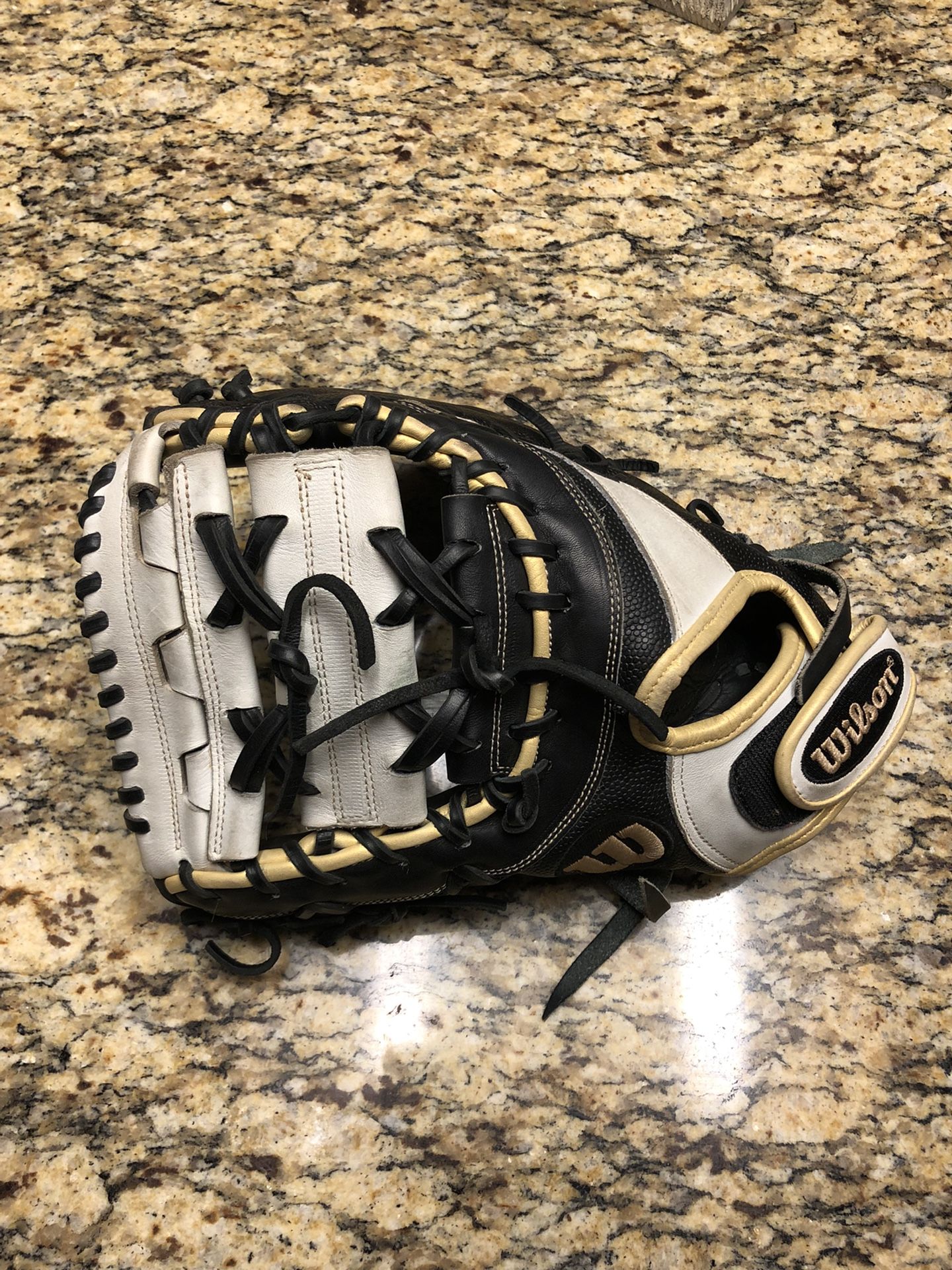 Wilson 12'' A2000 SuperSkin Series Fastpitch First Base Mitt