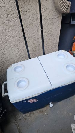 Rubbermaid Large Rolling Cooler with Cup Holders