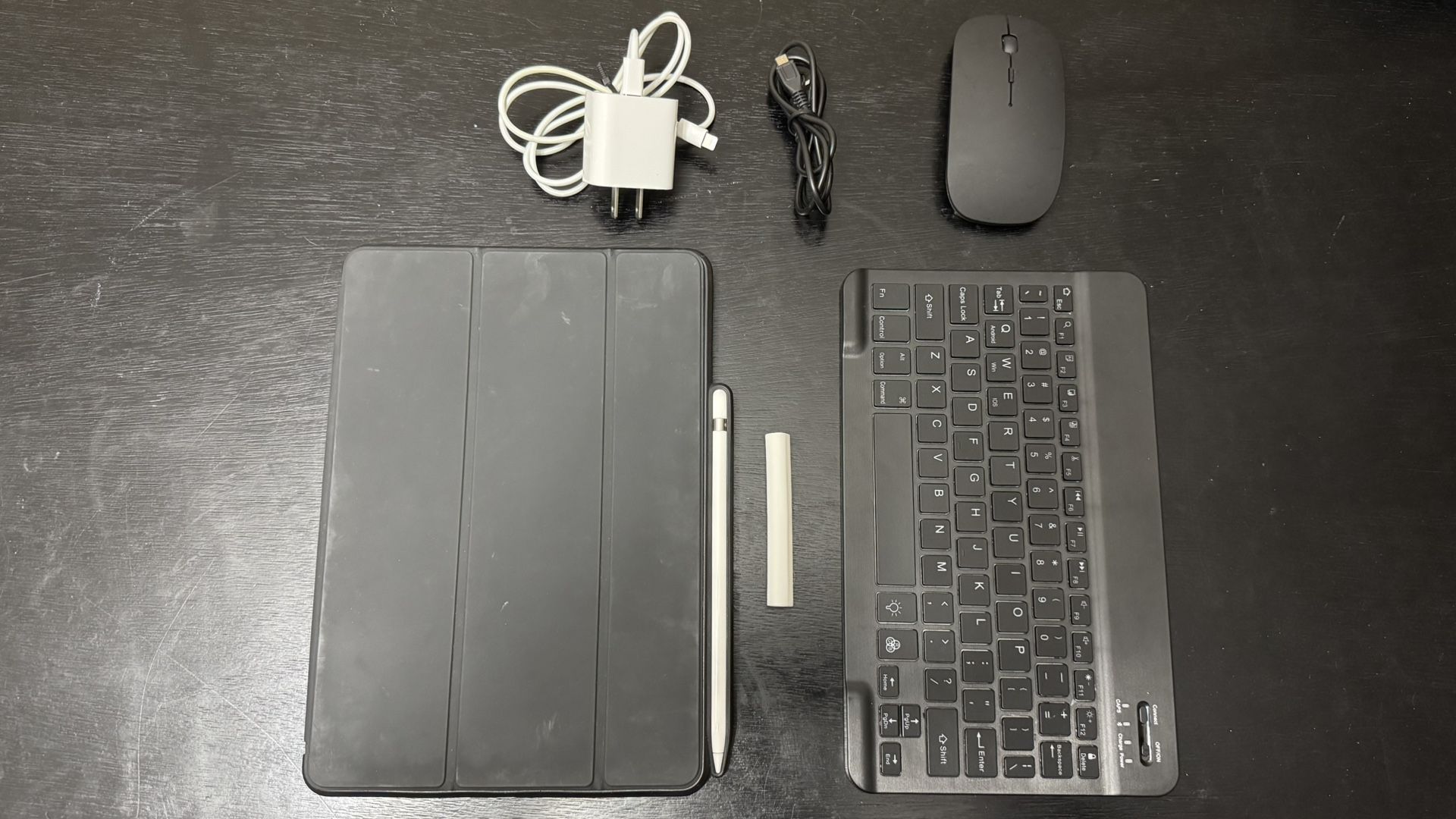 iPad Air 3 + Apple Pencil + Keyboard + Case + Tomtoc Sleeve - Great Bundle