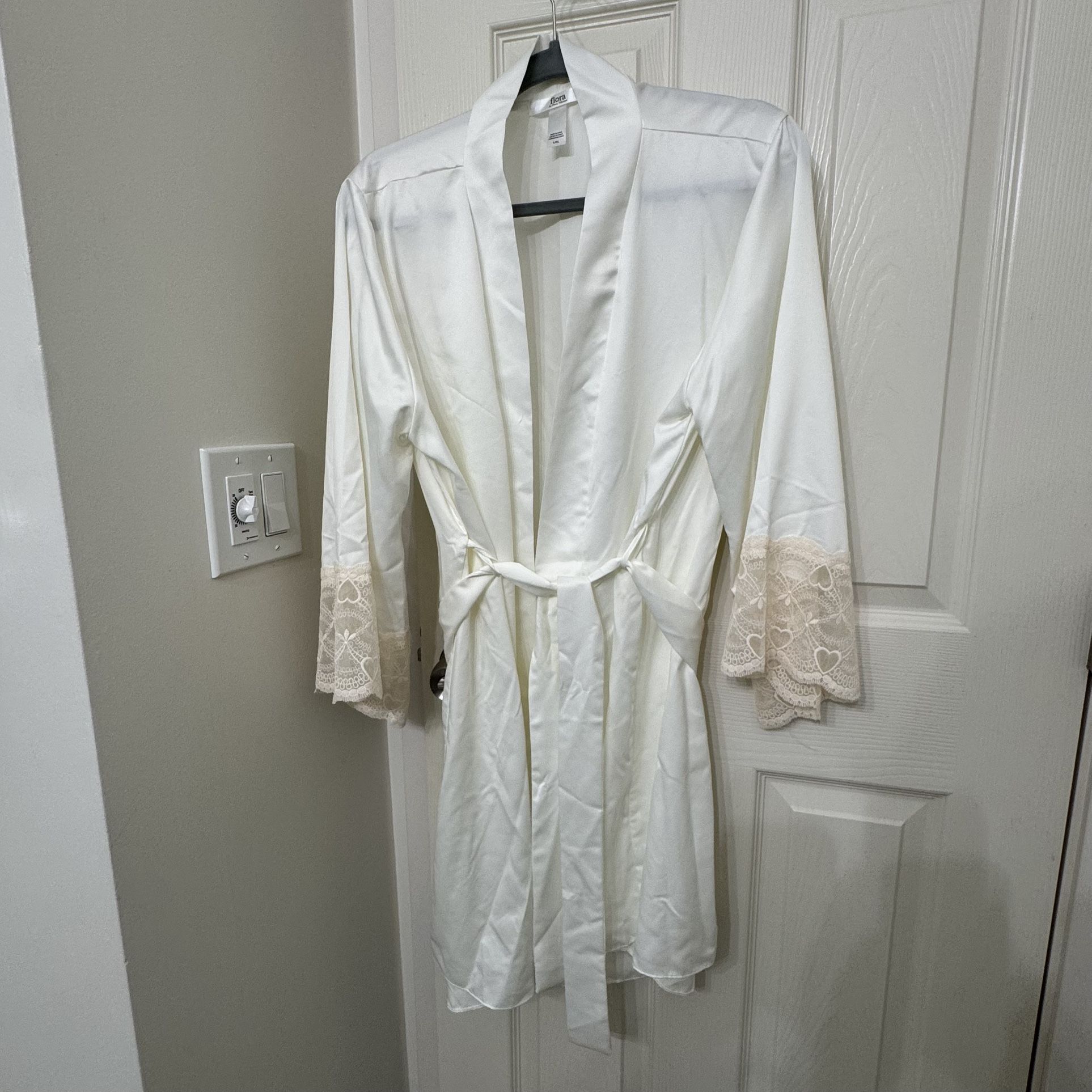 β¨ A&F Bridal Style Satin Robe with Lace Trim