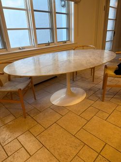 Oval white marble Tulip table
