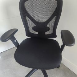 Staples Office Chair (Like New)