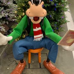 4ft DISNEY  CHRISTMAS  GOOFY