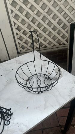 Fruit basket with banana hook
