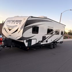 2019 Genesis Supreme Toy Hauler 
