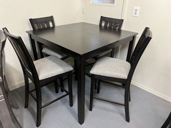 Counter Height Dining Table & Chairs 