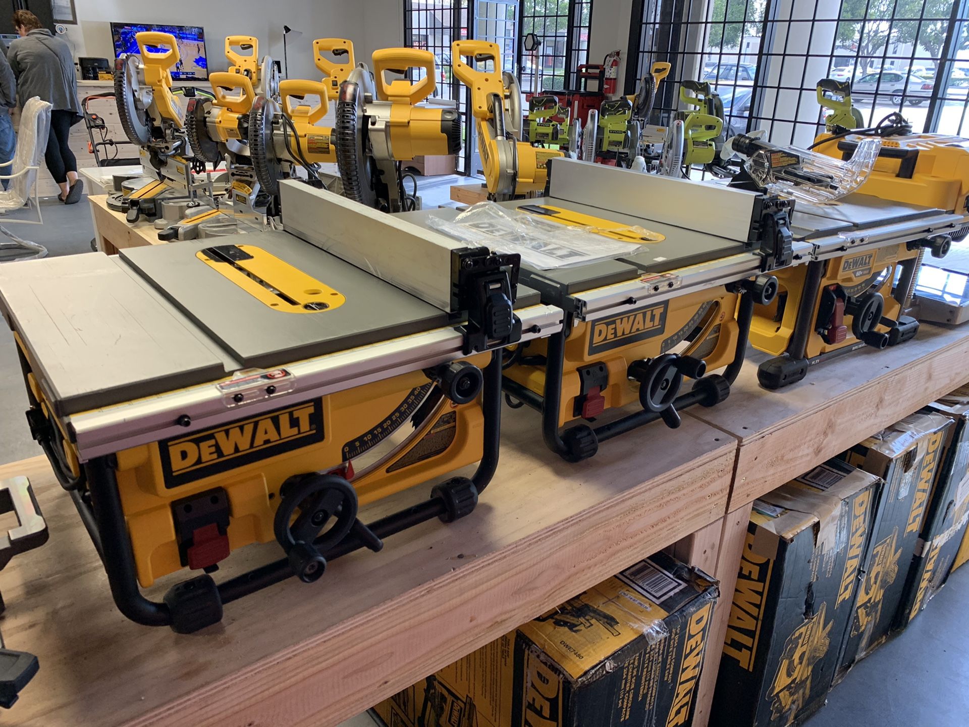 Dewalt 10” table saw and cordless 60V flex table saw for Sale in Garden
