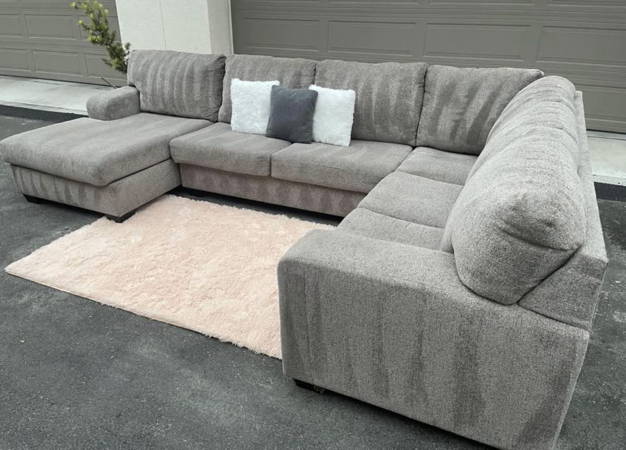 Stunning Light Gray Sectional Couch In Perfect Condition - Free Delivery ๐