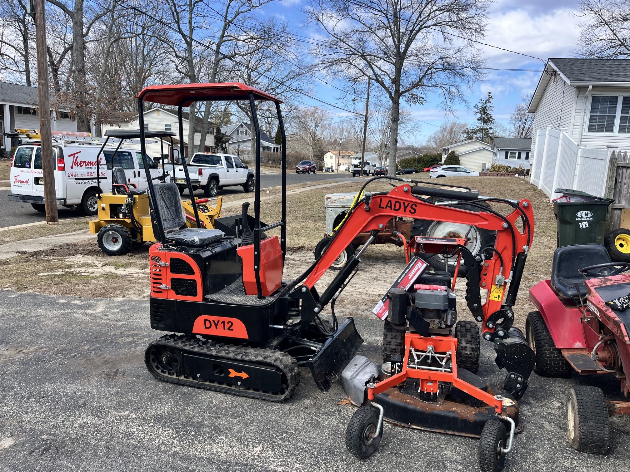LADYS Mini Excavator W Hydraulic Thumb W Hydraulic Swing Boom