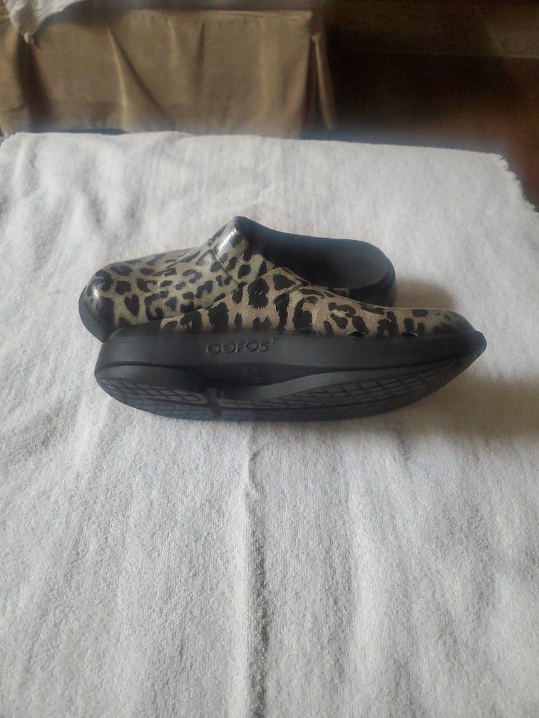 womans oofos recovery limited clogs